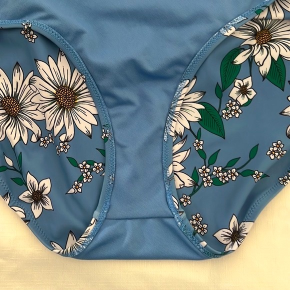 Jessica Simpson~Swimsuit~One Piece / NWT / Blue Daisy / Host Pick - Picture 12 of 15